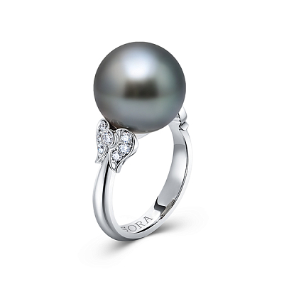 Ring with Tahitian pearl and diamonds
