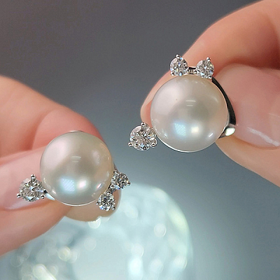 Earrings with South Sea pearls and diamonds