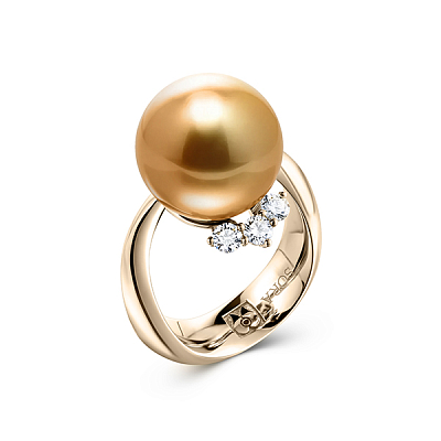 Ring with golden South Sea pearl and diamonds