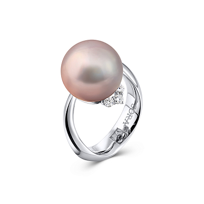 Ring with freshwater pearl and diamonds