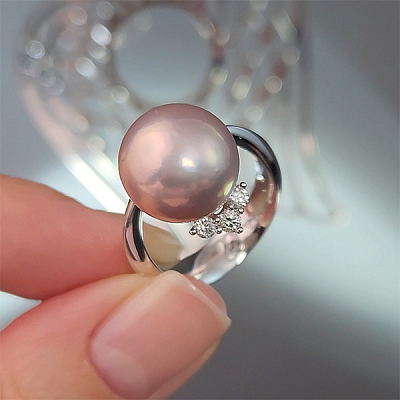 Ring with freshwater pearl and diamonds