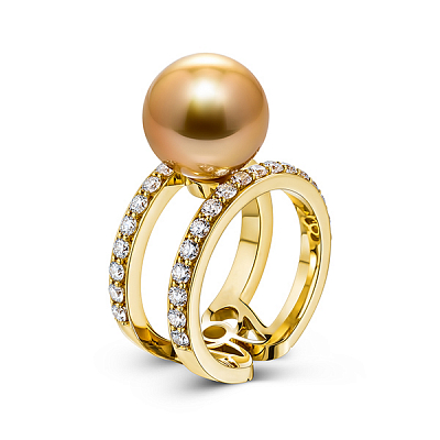 Ring with golden South Sea pearl and diamonds