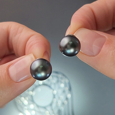 Earrings with Tahitian pearls