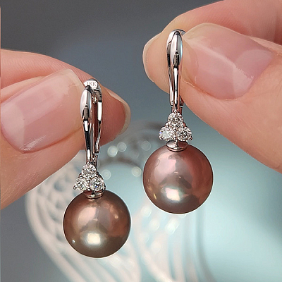 Earrings with freshwater pearls and diamonds