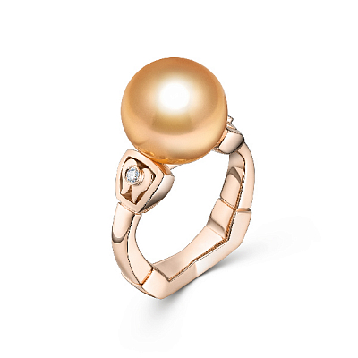 Ring with freshwater pearl and diamonds