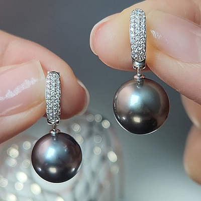 Earrings with Tahitian pearls and diamonds