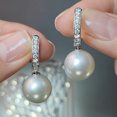 Earrings with South Sea pearls and diamonds
