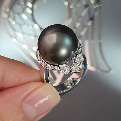 Ring with Tahitian pearl and diamonds