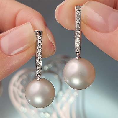 Earrings with South Sea pearls and diamonds