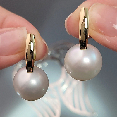 Earrings with South Sea pearls and diamonds
