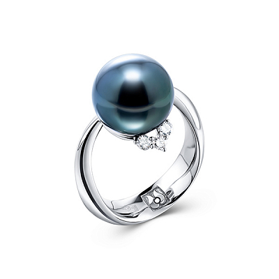 Ring with Tahitian pearl and diamonds