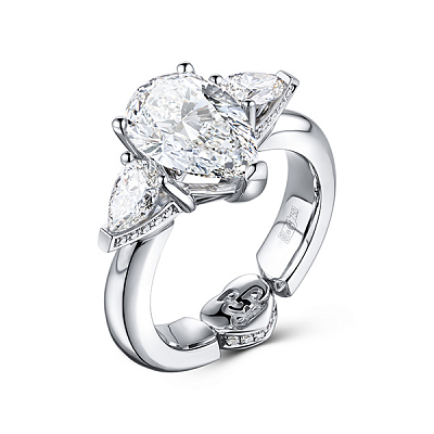 Ring with diamonds