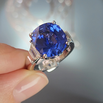 Ring with blue sapphire and diamonds