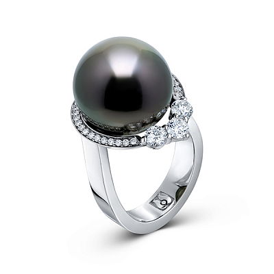 Ring with Tahitian pearl and diamonds