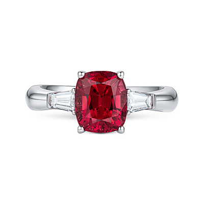 Ring with Burmese spinel and diamonds