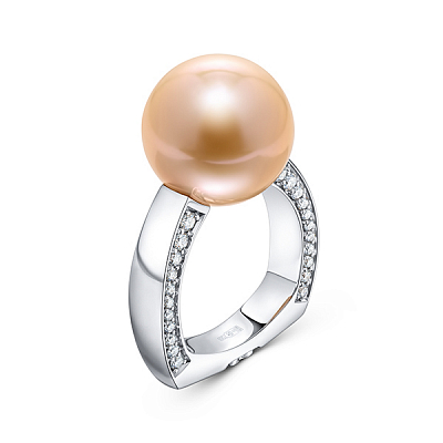 Ring with freshwater pearl and diamonds