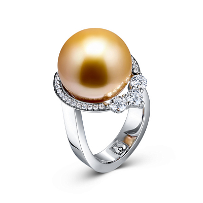 Ring with golden South Sea pearl and diamonds