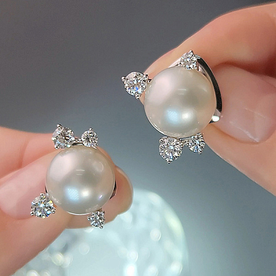 Earrings with South Sea pearls and diamonds