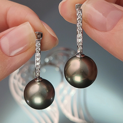Earrings with Tahitian pearls and diamonds