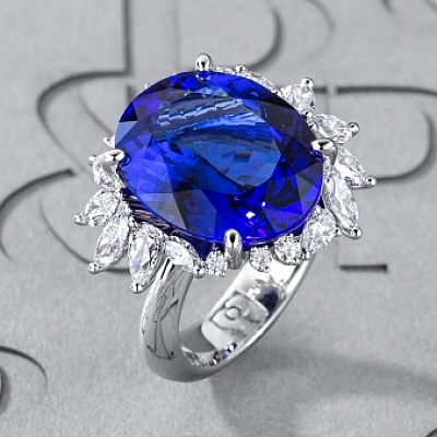 Ring with tanzanite and diamonds