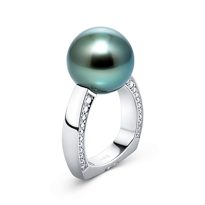 Ring with Tahitian pearl and diamonds