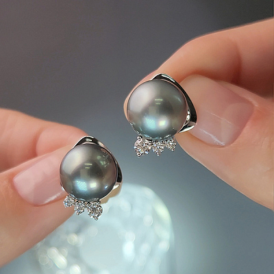 Earring with Tahitian pearl and diamonds