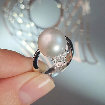 Ring with South Sea pearl and diamonds