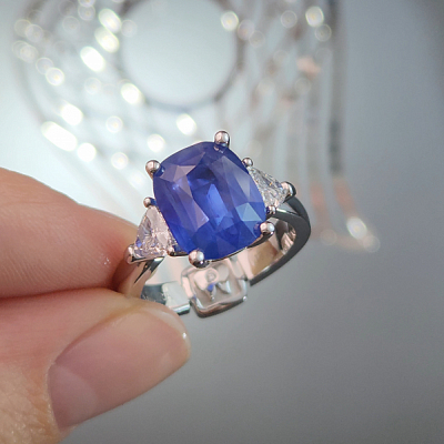 Ring with blue sapphire and diamonds