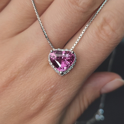 Pendant with sapphire and diamonds