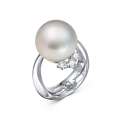 Ring with South Sea pearl and diamonds