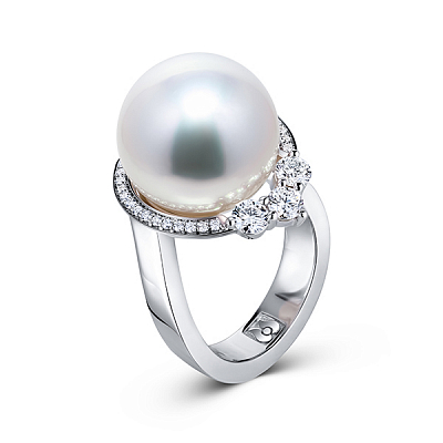 Ring with South Sea pearl and diamonds