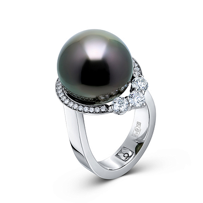 Ring with Tahitian pearl and diamonds