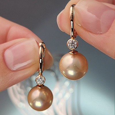 Earrings with freshwater pearls and diamonds