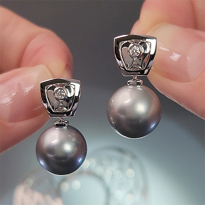 Earrings with Tahitian pearls and diamonds