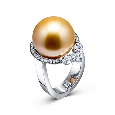 Ring with golden South Sea pearl and diamonds