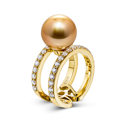 Ring with golden South Sea pearl and diamonds