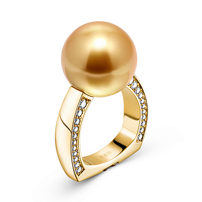 Ring with golden South Sea pearl and diamonds