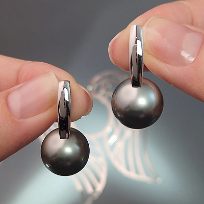 Earrings with Tahitian pearls and diamonds