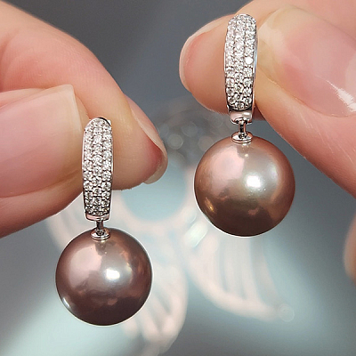 Earrings with freshwater pearls and diamonds