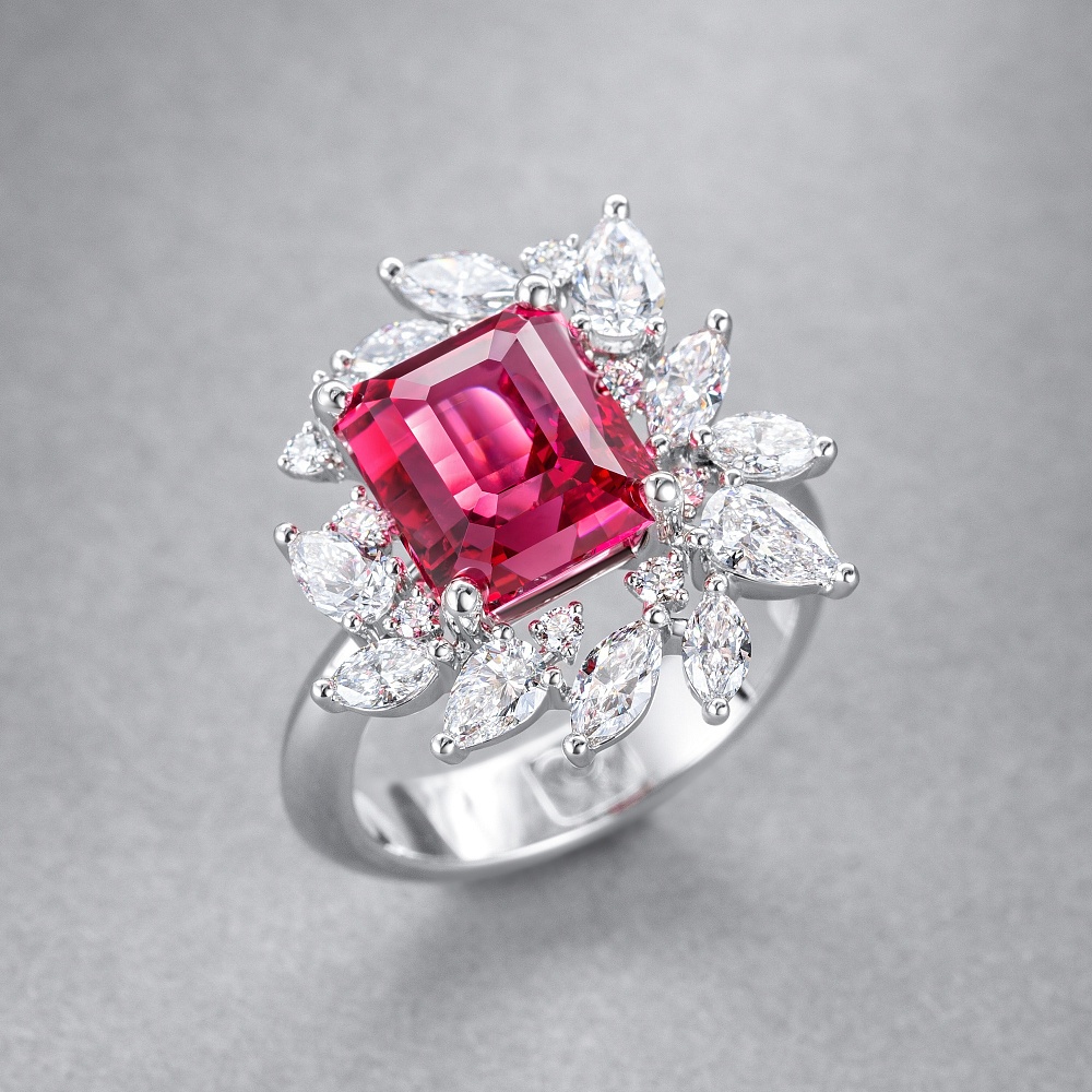 Ring with spinel and diamonds картинка 4