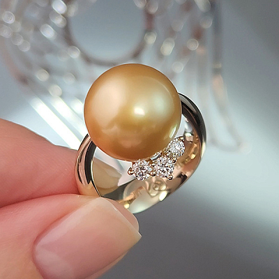 Ring with golden South Sea pearl and diamonds