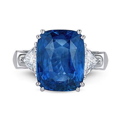 Ring with blue sapphire and diamonds
