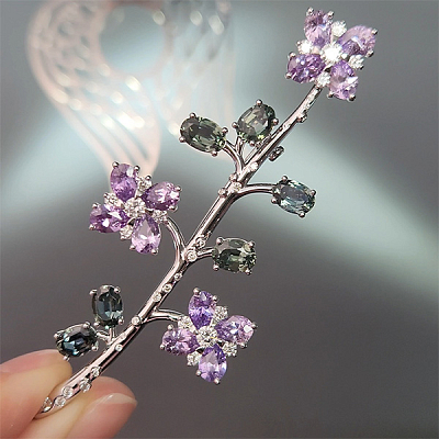 Brooch with sapphires and diamonds