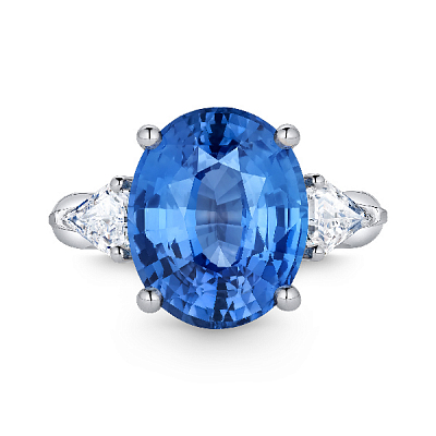 Ring with blue sapphire and diamonds