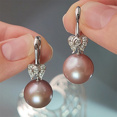 Earrings with freshwater pearl and diamonds