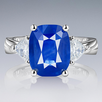 Ring with blue sapphire and diamonds