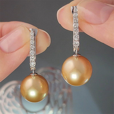 Earrings with golden South Sea pearl and diamonds