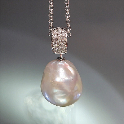 Pendant with South Sea baroque pearl and diamonds