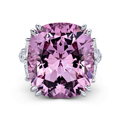 Ring with lavender beryl and diamonds