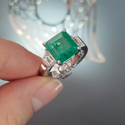 Ring with emerald and diamonds